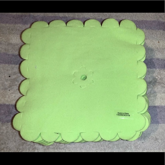 Make Your Own FLEECE FLOWER BLANKET --- No sewing required ! - Picture 5 of 10